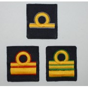 Grado singolo a strappo per ufficiali inferiori e superiori della Marina Militare(con colore identificativo del corpo di appartenenza) Grado singolo a strappo per ufficiali inferiori e superiori della Marina Militare(con colore identificativo del corpo di appartenenza)